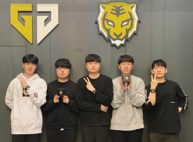 续与阵容升 续与阵容升